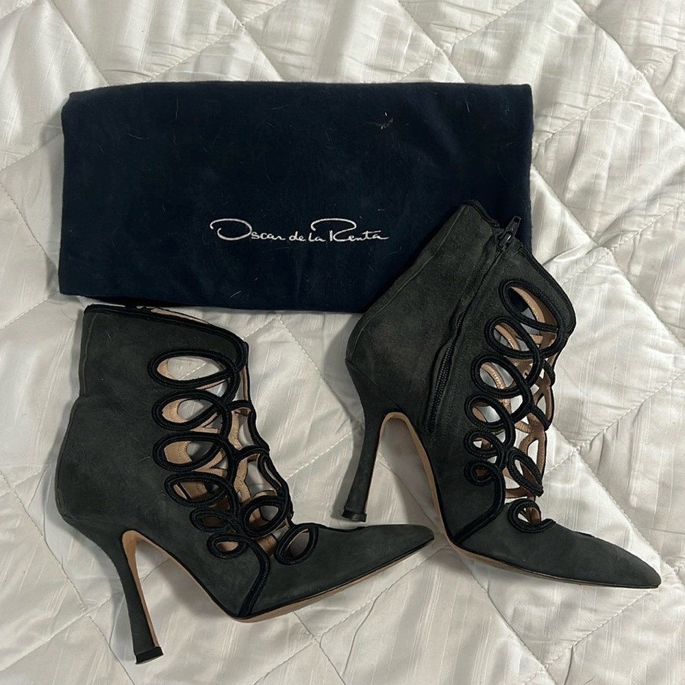 Oscar de la renta empire VINTAGE cut out suede ankle boots - Picture 2 of 4